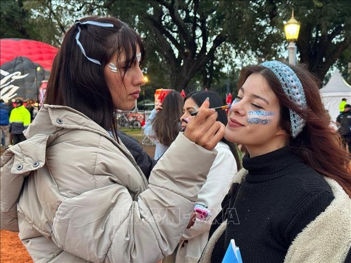 Người hâm mộ vẽ hình cờ Argentina lên mặt cổ vũ đội tuyển.