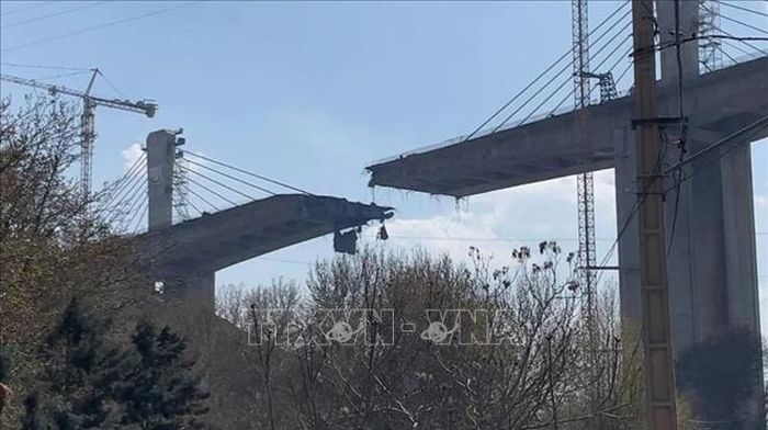 Cầu B1 tại thủ phủ Karaj của tỉnh Alborz, Iran, bị tấn công ngày 2/4/2026. Ảnh: i24NEWS/TTXVN