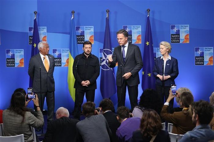 (Từ trái sang): Chủ tịch Hội đồng châu Âu Antonio Costa, Tổng thống Ukraine Volodymyr Zelensky, Tổng Thư ký NATO Mark Rutte và Chủ tịch Ủy ban châu Âu Ursula von der Leyen trong cuộc gặp tại La Haye, Hà Lan, ngày 24/6/2025. Ảnh tư liệu: THX/TTXVN