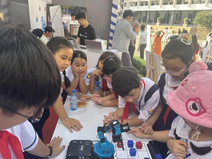 Học sinh TP Hồ Chí Minh trải nghiệm các sản phẩm giáo dục từ ứng dụng STEM.