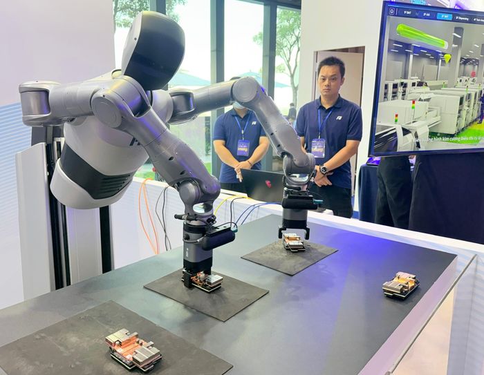 Robot thực hiện thao tác lắp đặt, di chuyển các bộ vi mạch tại Diễn đàn Kinh tế mùa Thu 2025. Ảnh minh họa: Hoàng Tuyết/Báo Tin tức và Dân tộc