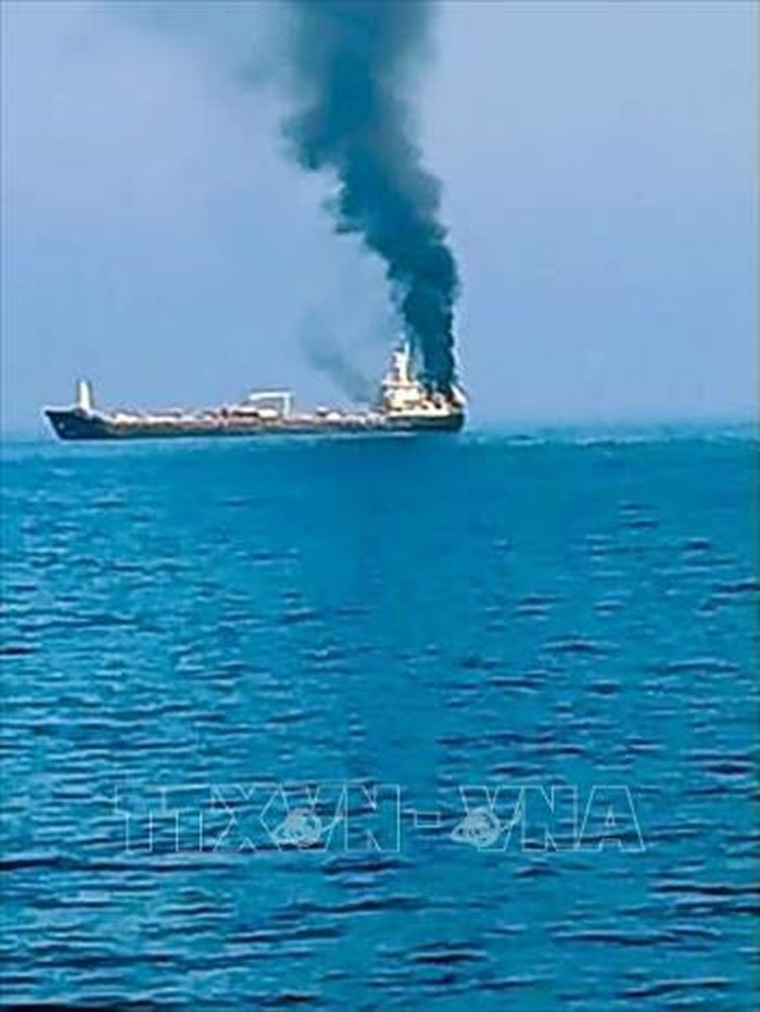 Tàu thương mại MT Jalveer chở các thủy thủ Ấn Độ bị tấn công ở ngoài khơi Oman, gần cảng Shinas, ngày 9/7/2026. Ảnh: ANI/TTXVN phát
