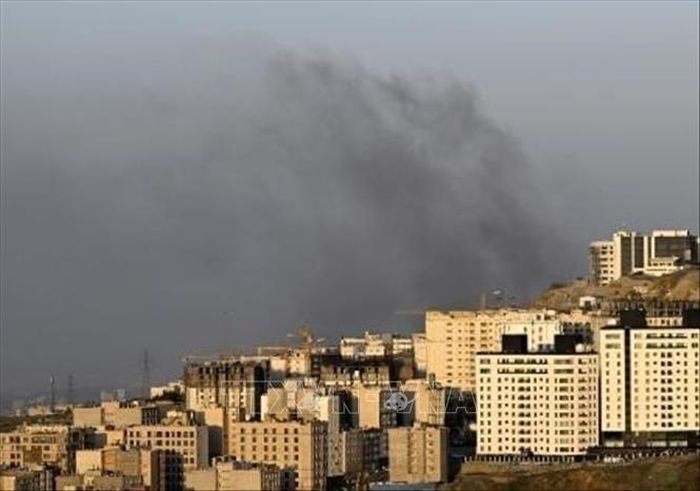 Khói bốc lên từ địa điểm ở Tehran, Iran sau các cuộc không kích ngày 5/4/2026. Ảnh: Kyodo/TTXVN phát