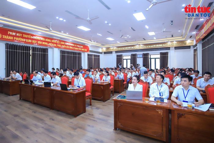 Cán bộ xã Phúc Thịnh và các thôn tại buổi quán triệt nghị quyết của Thành ủy.