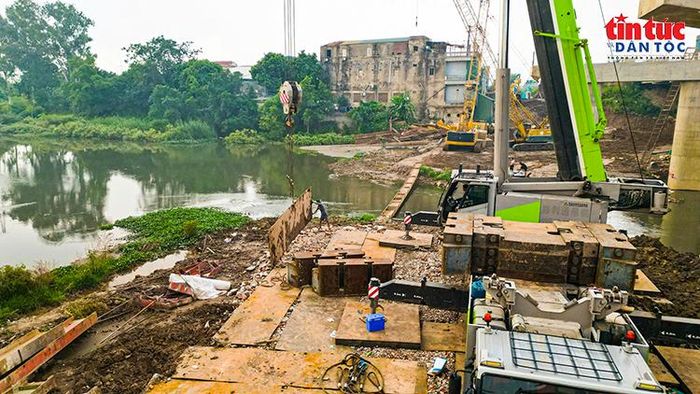 Cần cẩu chuyên dụng được huy động thi công các hạng mục cầu vượt sông Đáy.