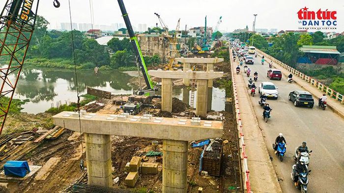 Các trụ cầu được bố trí hai bên cầu hiện hữu, chuẩn bị cho giai đoạn lắp dựng kết cấu nhịp.