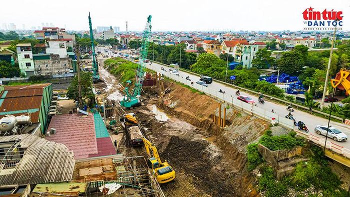 Các trụ cầu mới đang được xây dựng song song với cầu Mai Lĩnh hiện hữu.