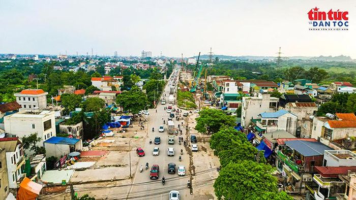 Nhiều đoạn trên Quốc lộ 6 đã được giải phóng mặt bằng, tạo không gian phục vụ thi công mở rộng tuyến đường.