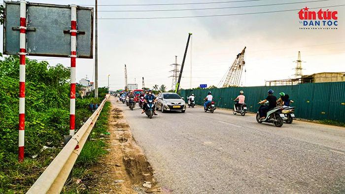 Lưu lượng phương tiện lưu thông đông qua tuyến này gây nguy cơ ùn tắc vào giờ cao điểm.