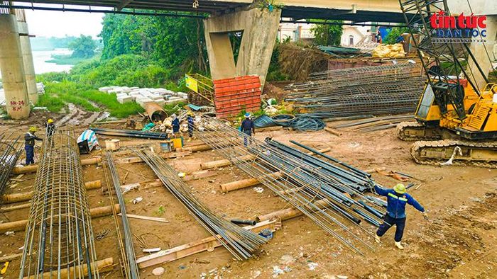 Công nhân gia công cốt thép phục vụ thi công móng và trụ cầu.