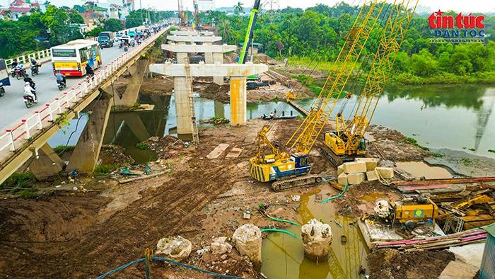 Nhiều mũi thi công được triển khai dọc tuyến Quốc lộ 6 nhằm đẩy nhanh tiến độ dự án.