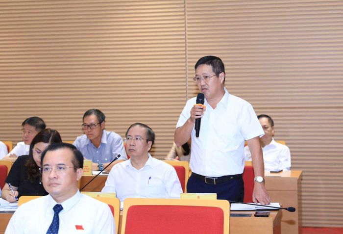 Ông Vũ Quốc Hưng - Trưởng ban Quản lý chợ Hồng Hà, trả lời chất vấn.
