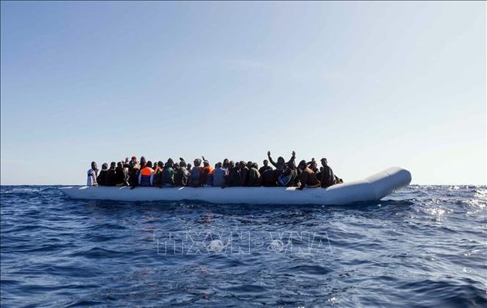 Người di cư chờ được giải cứu ngoài khơi Libya. Ảnh tư liệu: AFP/TTXVN