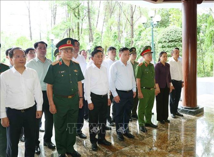 Thường trực Ban Bí thư Trần Cẩm Tú và thành viên đoàn công tác tưởng niệm các Anh hùng, liệt sĩ tại Khu di tích lịch sử Quốc gia đặc biệt Ngã ba Đồng Lộc, tỉnh Hà Tĩnh. Ảnh: Phương Hoa/TTXVN