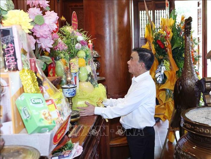 Đồng chí Trần Cẩm Tú, Ủy viên Bộ Chính trị, Thường trực Ban Bí thư và Đoàn công tác Trung ương đến dâng hương tưởng niệm Chủ tịch Hồ Chí Minh tại Khu di tích Quốc gia đặc biệt Kim Liên. Ảnh: Phương Hoa/TTXVN