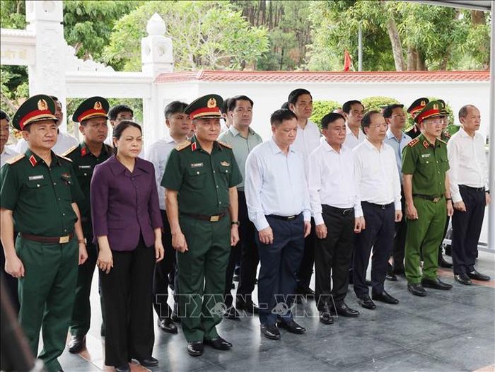 Thường trực Ban Bí thư Trần Cẩm Tú và thành viên đoàn công tác tưởng niệm các Anh hùng, liệt sĩ tại Khu di tích lịch sử Quốc gia đặc biệt Ngã ba Đồng Lộc, tỉnh Hà Tĩnh. Ảnh: Phương Hoa/TTXVN