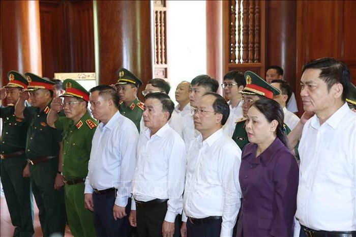 Đồng chí Trần Cẩm Tú, Ủy viên Bộ Chính trị, Thường trực Ban Bí thư và Đoàn công tác Trung ương dâng hoa, dâng hương tưởng niệm Chủ tịch Hồ Chí Minh tại Khu di tích Quốc gia đặc biệt Kim Liên. Ảnh: Phương Hoa/TTXVN