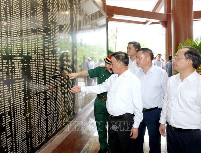 Thường trực Ban Bí thư Trần Cẩm Tú thăm Nhà bia tưởng niệm các Anh hùng liệt sĩ Thanh niên xung phong toàn quốc tại Khu di tích lịch sử Quốc gia đặc biệt Ngã ba Đồng Lộc, tỉnh Hà Tĩnh. Ảnh: Phương Hoa/TTXVN