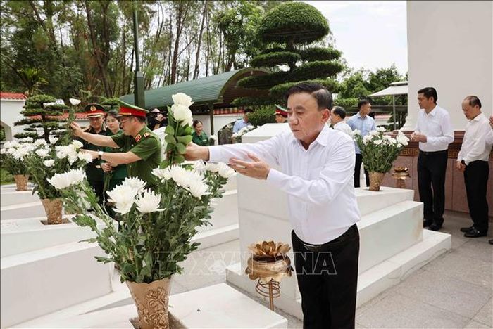 Thường trực Ban Bí thư Trần Cẩm Tú dâng hoa tại phần mộ 10 nữ liệt sĩ Thanh niên xung phong tại Khu di tích lịch sử Quốc gia đặc biệt Ngã ba Đồng Lộc. Ảnh: Phương Hoa/TTXVN