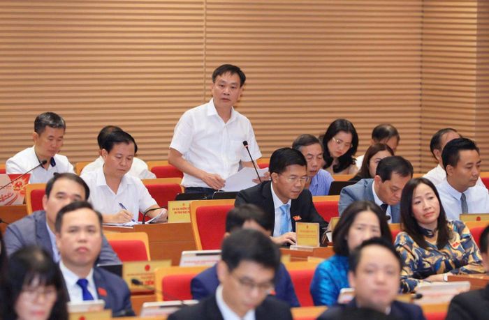 Chi cục trưởng Chi cục Quản lý thị trường Hà Nội Trịnh Quang Đức trả lời câu hỏi đại biểu.