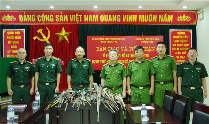 Quang cảnh buổi bàn giao 39 khẩu súng các loại giữa các đơn vị. Ảnh: TTXVN phát