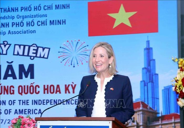 Bà Melissa A. Brown, Tổng Lãnh sự Hoa Kỳ tại TP Hồ Chí Minh, phát biểu tại buổi họp mặt.
