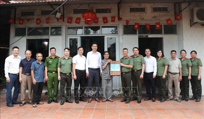 Đoàn lãnh đạo Công an tỉnh Bắc Ninh tặng quà thương binh bị ảnh hưởng chất độc hóa học Ngọ Văn Thược tại thôn Ngọ Xá, xã Xuân Cẩm.
