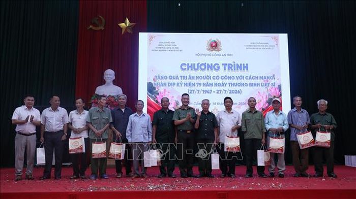 Đại tá Nguyễn Quốc Vương, Phó Giám đốc Công an tỉnh Bắc Ninh, thăm hỏi tặng quà tri ân người có công, thân nhân người có công với cách mạng.