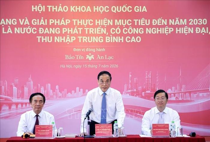 PGS. TS Vũ Văn Phúc, nguyên Tổng Biên tập Tạp chí Cộng sản, nguyên Phó Trưởng Ban Tuyên giáo Trung ương phát biểu điều hành hội nghị. Ảnh: Tuấn Anh/TTXVN