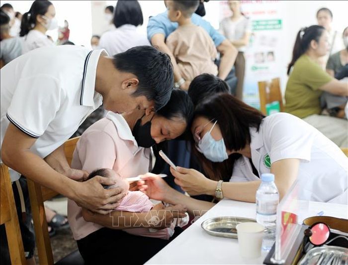 Nhiều trẻ em bị dị tật răng hàm mặt được các bác sĩ Trung ương thăm khám, tư vấn phương pháp điều trị tại Bệnh viện Sản Nhi Phú Thọ.