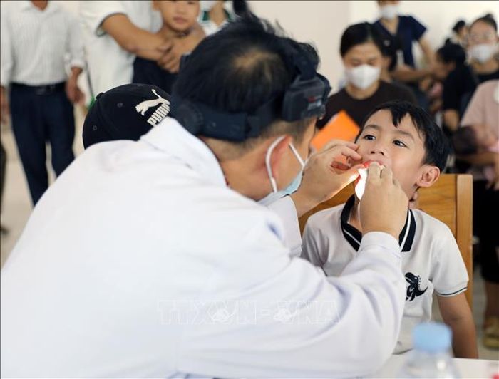 Nhiều trẻ em bị dị tật răng hàm mặt được các bác sĩ Trung ương thăm khám, tư vấn phương pháp điều trị tại Bệnh viện Sản Nhi Phú Thọ.