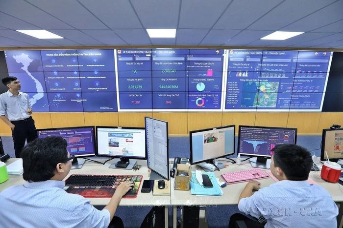 Đầu tư phát triển hạ tầng chuyển đổi số, ứng dụng mạnh mẽ, tiên phong các công nghệ số, dữ liệu số trong tất cả các lĩnh vực. Ảnh: Minh Quyết/TTXVN