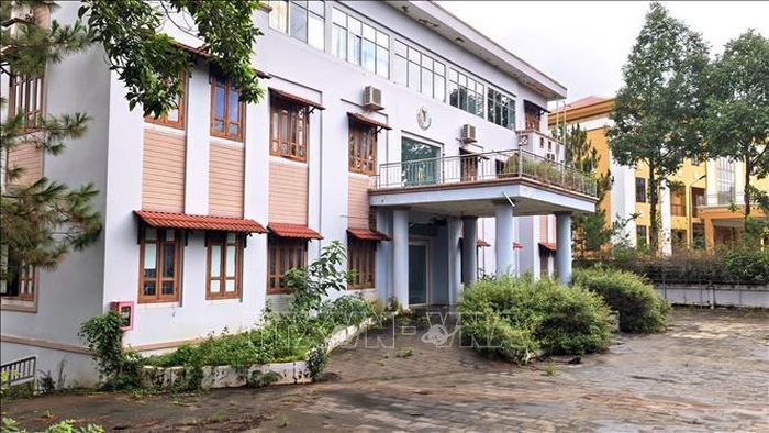 Khuôn viên sở Tài nguyên và Môi trường của tỉnh Đắk Nông (cũ) không được dọn dẹp thường xuyên.