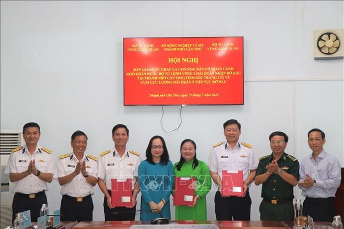 Đại diện Bộ Tư lệnh Vùng 5 Hải quân và Sở Nông nghiệp và Môi trường thành phố Cần Thơ nhận bàn giao chương trình “Hải quân nhận đỡ đầu con ngư dân” từ Bộ Tư lệnh Vùng 2 Hải quân.
