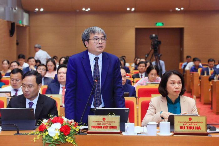 Phó Chủ tịch UBND TP Hà Nội Trương Việt Dũng giải trình vấn đề ngập úng trên địa bàn thành phố.