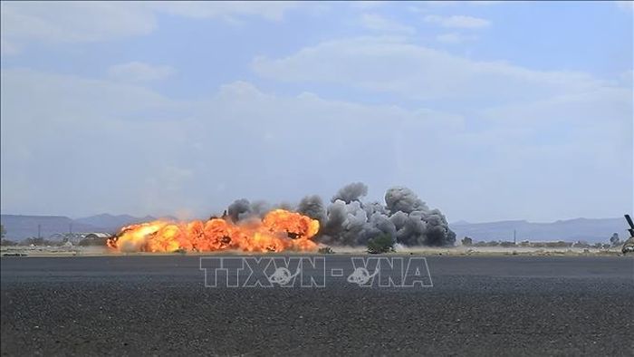 Sân bay quốc tế Sanaa ở Sanaa, Yemen bị trúng không kích ngày 13/7/2026. Ảnh: THX/TTXVN phá