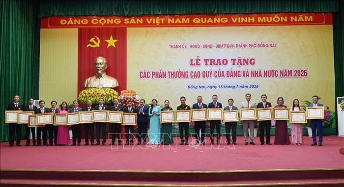 Tặng Bằng khen của Thủ tướng Chính phủ cho các cá nhân có thành tích xuất sắc.