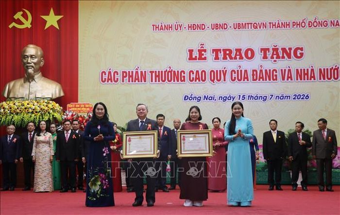 Trao tặng Huân chương Lao động hạng Ba cho các tập thể.