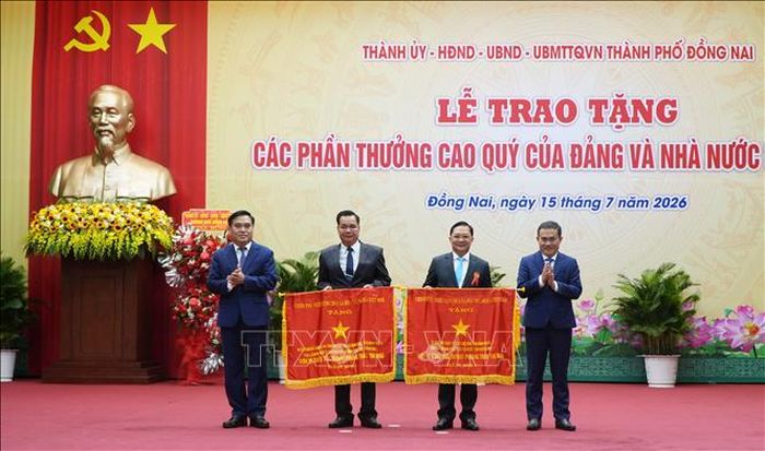 Tặng cờ thi đua của Chính Phủ cho các tập thể có thành tích xuất sắc.