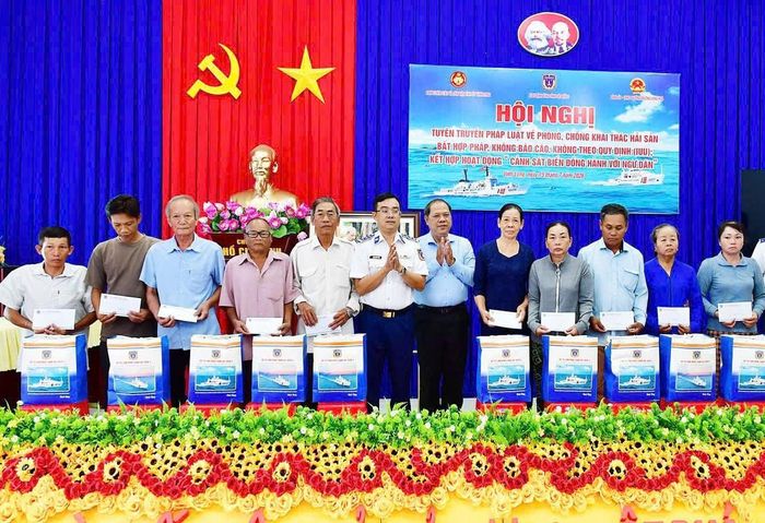 Trao quà cho các gia đình chính sách, chủ tàu cá, ngư dân có hoàn cảnh khó khăn. Ảnh: Đức Định
