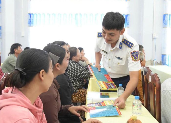 Phát tờ rơi tuyên truyền. Ảnh: Đức Định