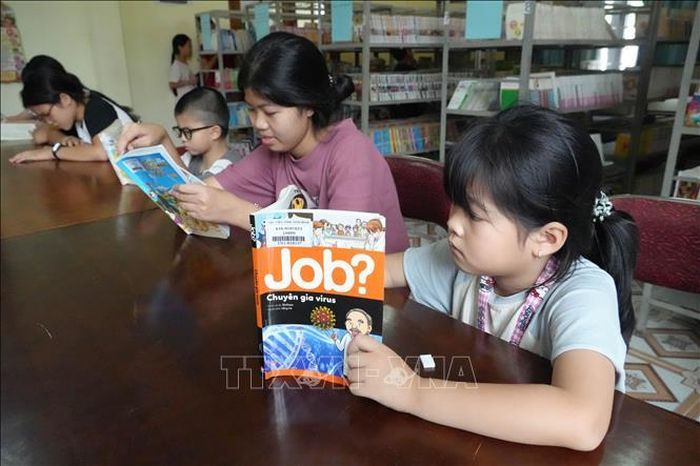 Học sinh đọc sách tại Thư viện tỉnh Ninh Bình.