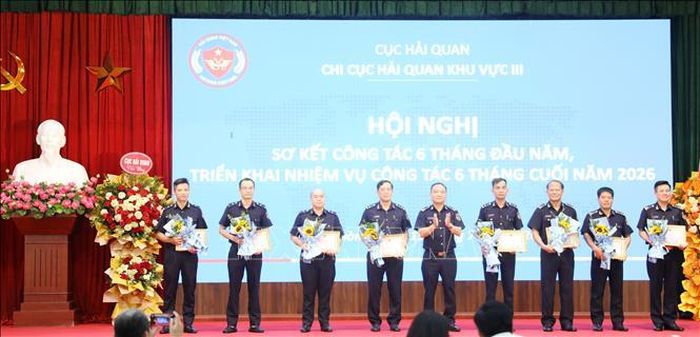 Trao giấy khen của Cục trưởng Cục Hải quan cho các tập thể, cá nhân có thành tích xuất sắc.