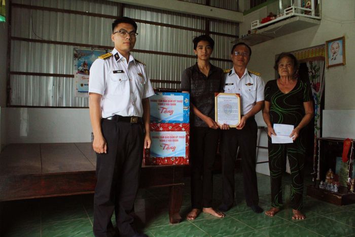 Đoàn công tác tặng quà và thư động viên cháu Đặng Văn Trường tại xã Vĩnh Hậu.