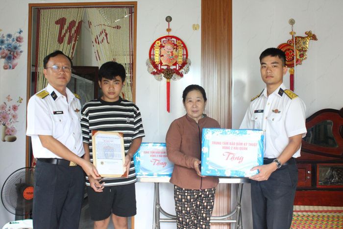 Đoàn công tác tặng quà và thư động viên cháu Chế Hoàng Thiện tại xã Châu Thời.