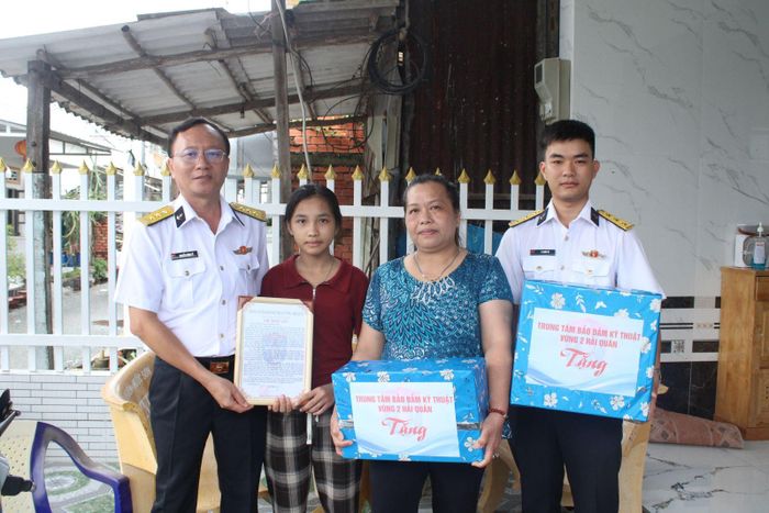 Đoàn công tác tặng quà và thư động viên cháu Nguyễn Ngọc Nhi tại xã Gành Hào.
