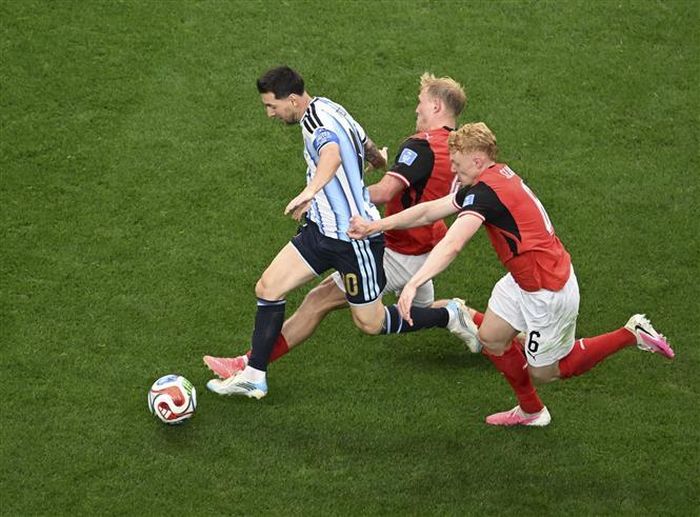 Lionel Messi (trái) dẫn bóng trong sự đeo bám của các tuyển thủ Áo. Ảnh: THX/TTXVN