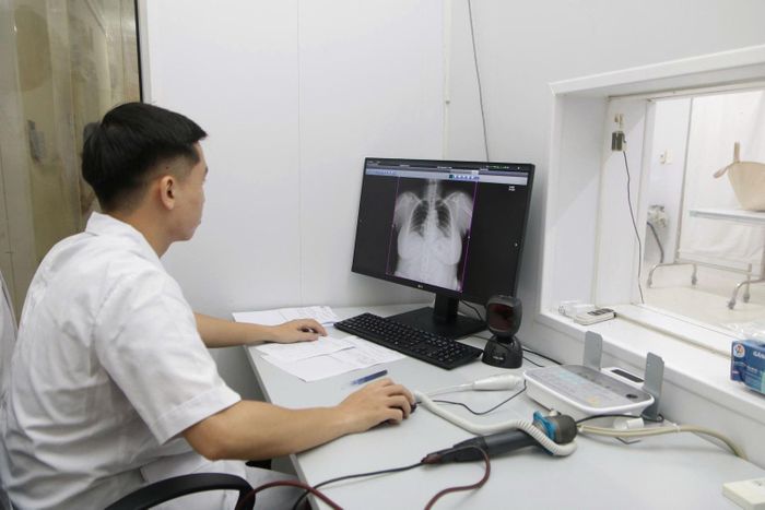 Người dân được chụp chiếu, xét nghiệm, khám nhiều hạng mục.