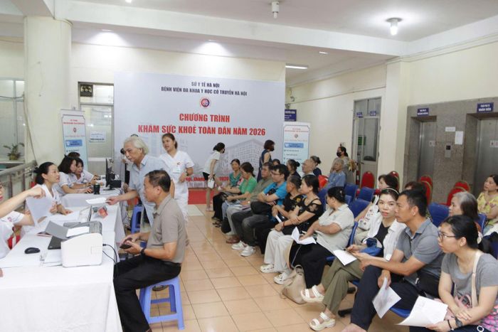 Người dân đến khám sức khỏe định kỳ miễn phí.