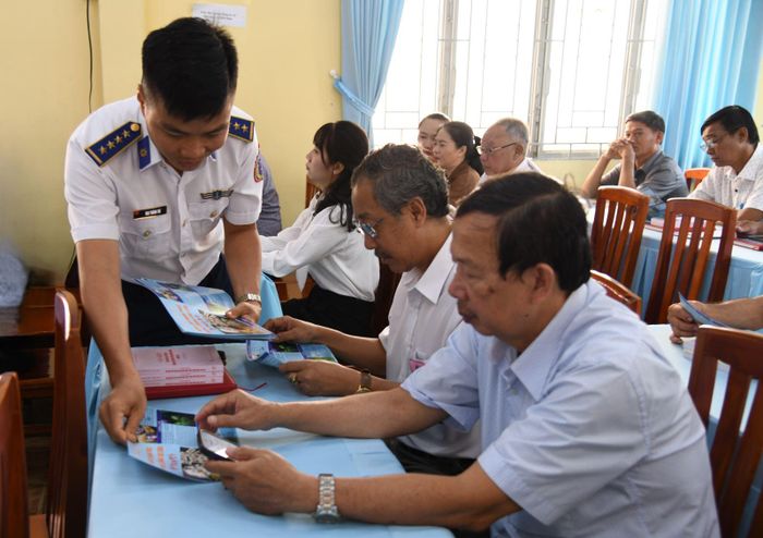 Phát tờ rơi tuyên truyền cho người dân.